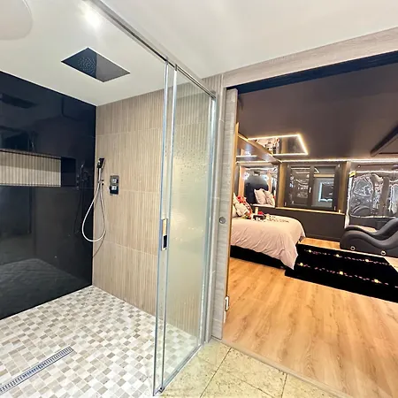 فندق مبيت وإفطار Eden De Roques كاسْتْرْ