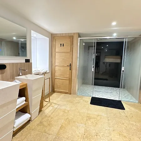 Eden De Roques كاسْتْرْ